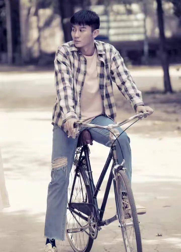 但是,即使装扮得再年轻,自己的真实年龄会透过外形暴露出来,少年感也