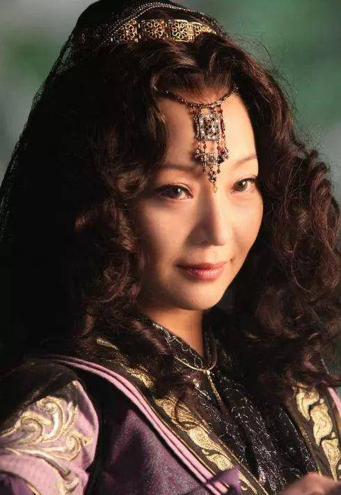 同样是演"金花婆婆",把陈紫函和阎青妤放一起,差距就出来了