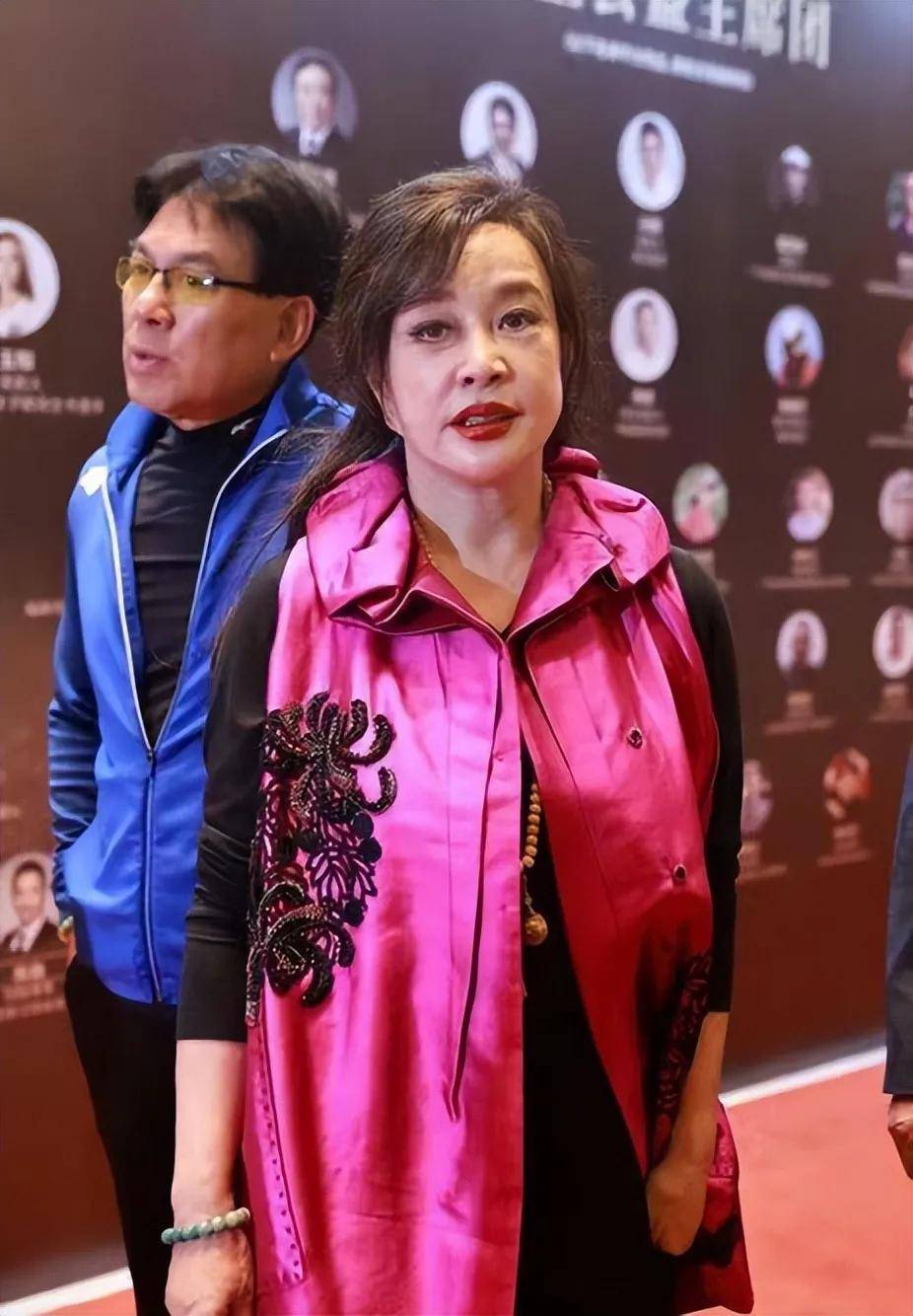 路人拍的刘晓庆脸一点也不年轻,虽然她穿着花哨很显嫩,但身体还是71岁