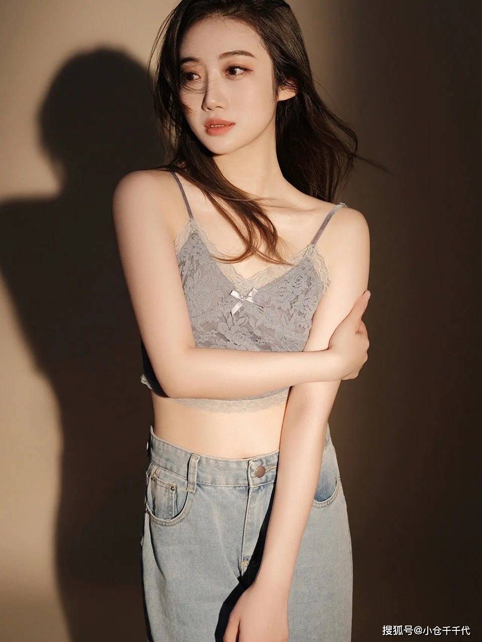 吊带蕾丝裙:丝滑的诱惑吊带蕾丝裙,宛如艺术品般的存在,它以其独特的