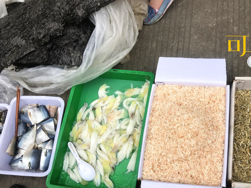 周末两口子去邱隘菜场买路边摊的三抱鳓鱼,15元钱吃了一顿早餐