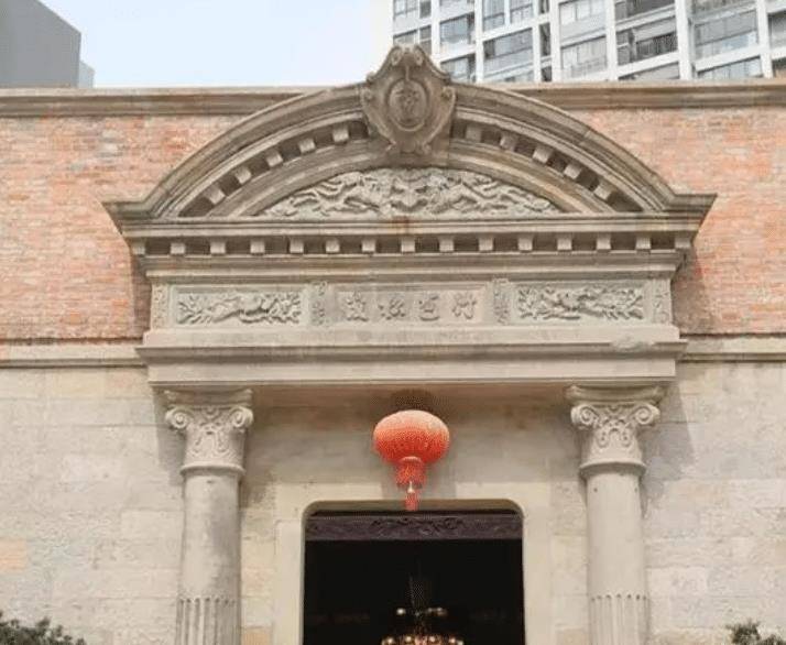 杜月笙最疼爱的女儿,80多岁回到上海老宅,发现门匾中有惊喜