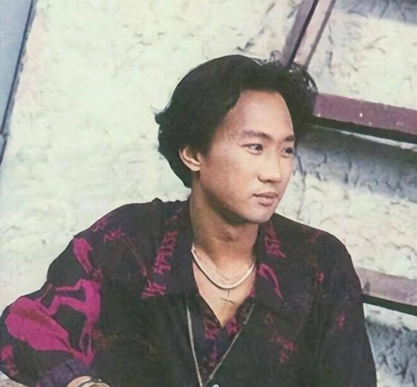 1993年他和黄家驹一起从舞台坠落,为何黄家驹身亡,他只受轻伤?