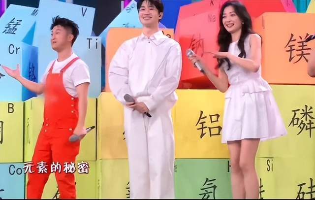 五四晚会:白宇的星星眼勾人,十个勤天舞台绝了,被关晓彤美到了