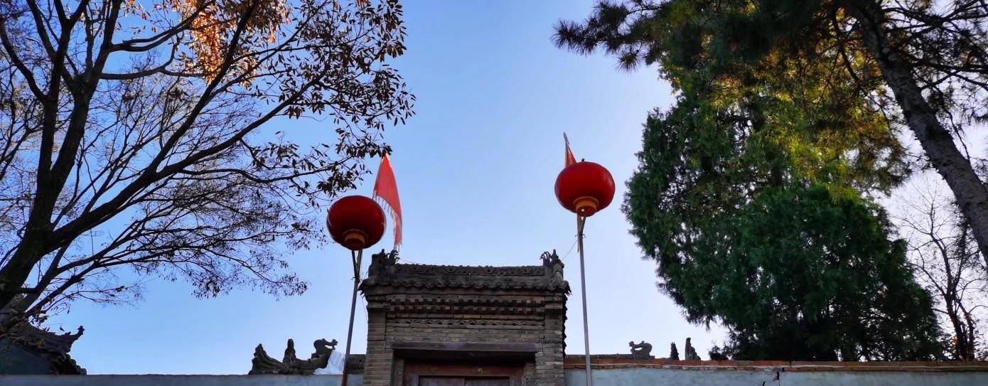 户县秦镇的庄严寺,经罗汉寺后向南,过西明寺而到九华山下阿姑泉的福慧