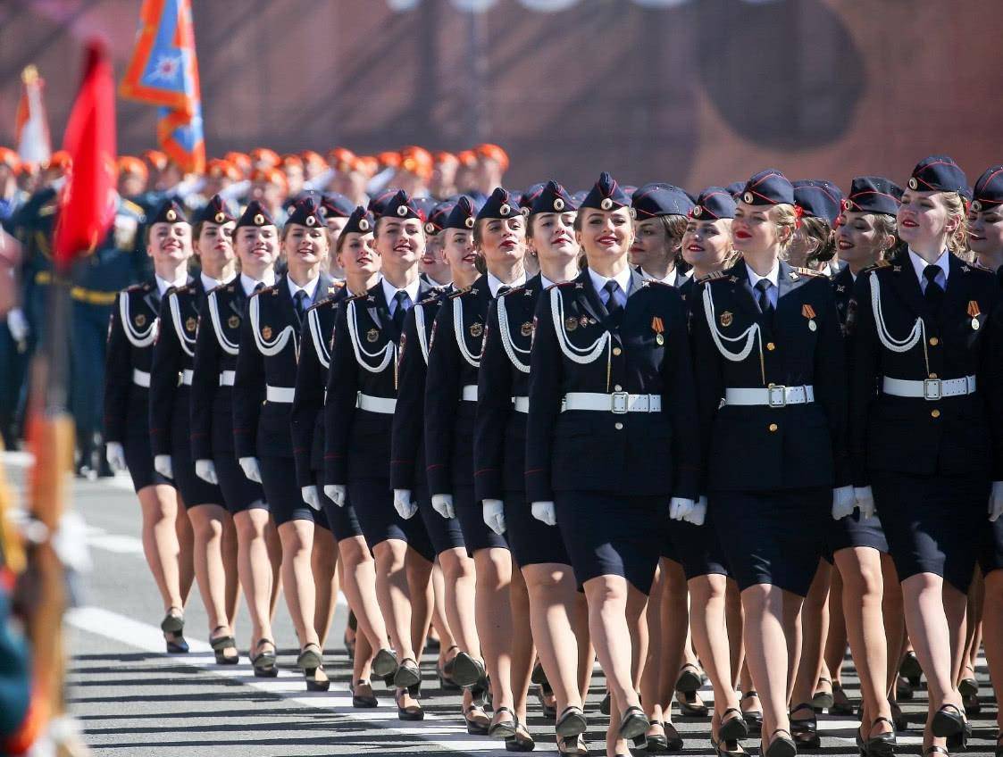 俄罗斯红场阅兵女兵图片
