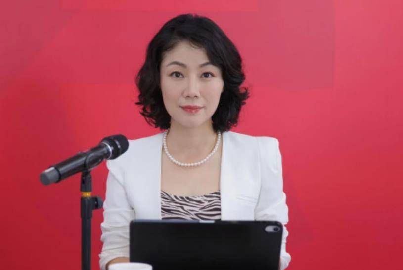 她是中国"最贵"女秘,年薪849万,年终奖1000万,48岁未婚未育