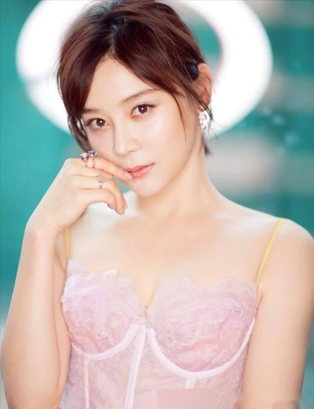 36岁袁姗姗美貌与才华兼备,饱满有料的身材令人赞叹!