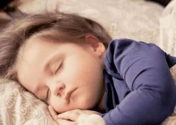 幼儿不正确睡姿图片图片