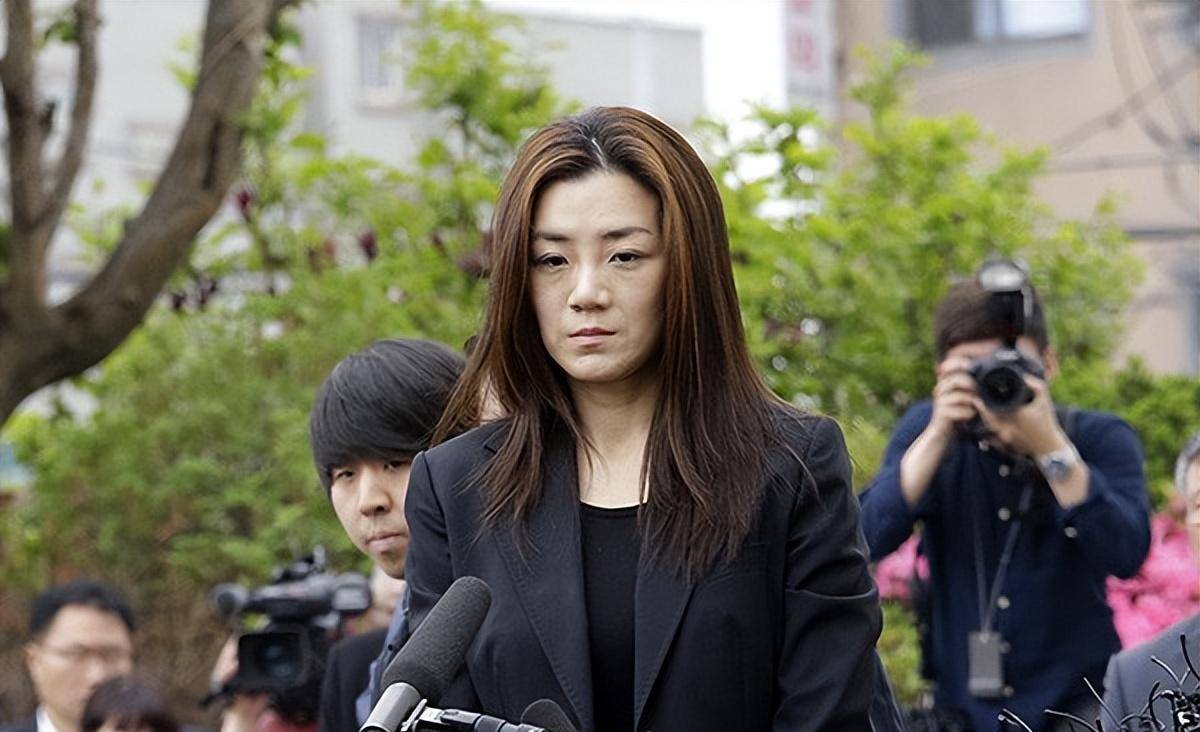 2014年,"恶魔千金"赵显娥因一袋坚果逼乘务员下跪,后来怎样了