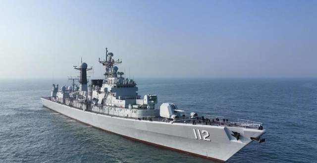舷号112的国产052型驱逐舰首舰哈尔滨舰迎来了入役30周年纪念日