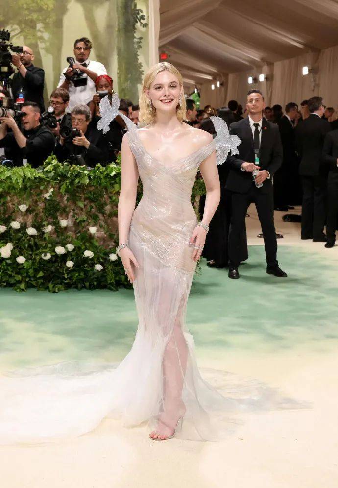 刘雯赞达亚艳压,jennie似肚皮舞娘!