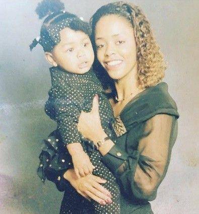 她发的是两张旧照片,一张被一个女人抱在怀中,一张是母子相依偎.