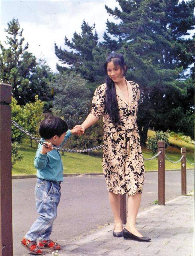 "梦想破灭,顾城杀妻后自杀,留下独子木耳不知死亡真相_谢烨_英儿_孩子