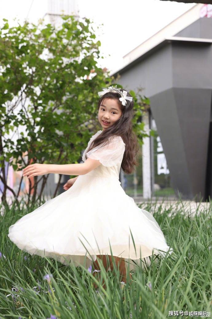 董璇晒与女儿合照,7岁酒窝越来越漂亮,和爸爸高云翔长成一张脸