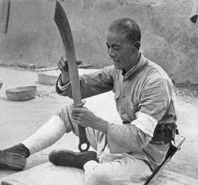 团长准备率部投敌,战士拿刀冲入房间,将团长一刀刺死_阎生堂_日寇