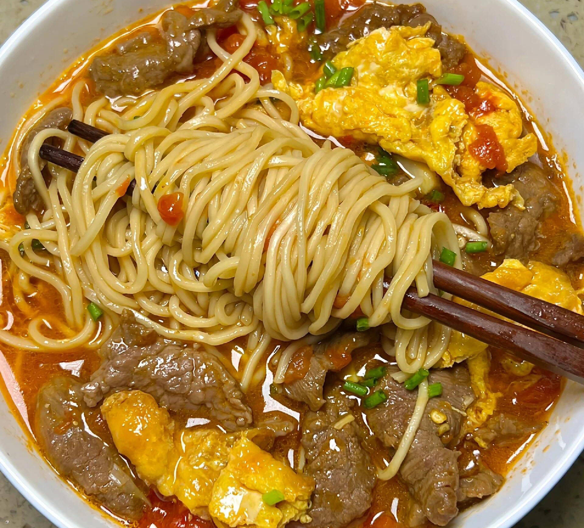 浓郁番茄汤 鲜嫩牛肉,这碗番茄鸡蛋牛肉面简直好吃到爆炸!