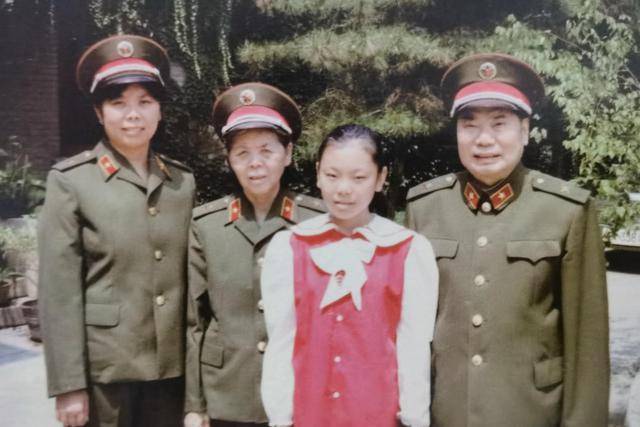 上幅照片为杨得志夫妇与四女儿京华一家的合影.