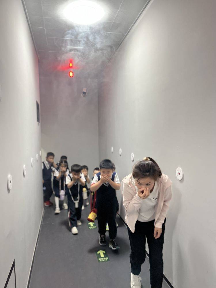 了各种各样的科创成果展品,他一边走一边指着各种科创小展板一一介绍