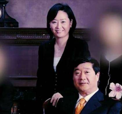 方荣勋和妻子韩国最惨财阀夫人2016年9月1日,一个满身伤痕的女人站在
