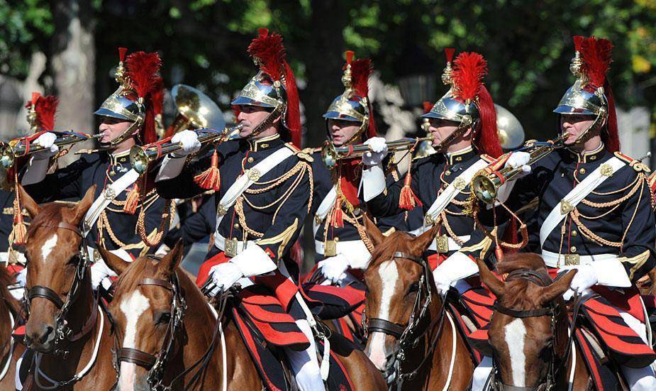 法国骑兵护卫中国红旗车!"讲究人"马克龙安排的排面相当到位!