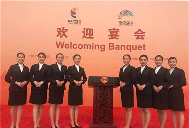 通过层层筛选,姚碧终于成为了g20峰会的待选服务员,要成为一名正式的