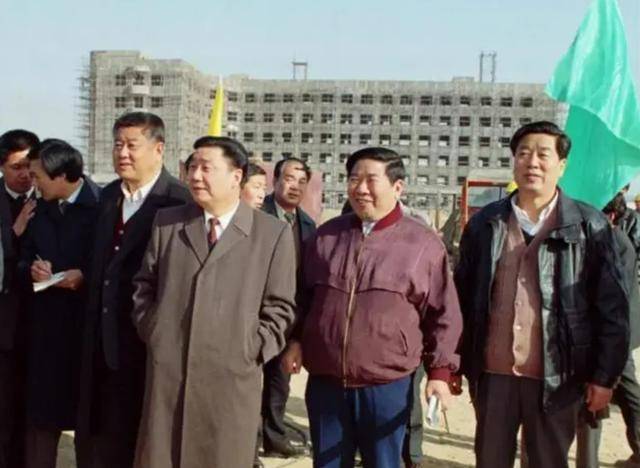 县委秘书的职位不同于钢铁厂里的技术员,为此马忠臣又再次从头学起,不