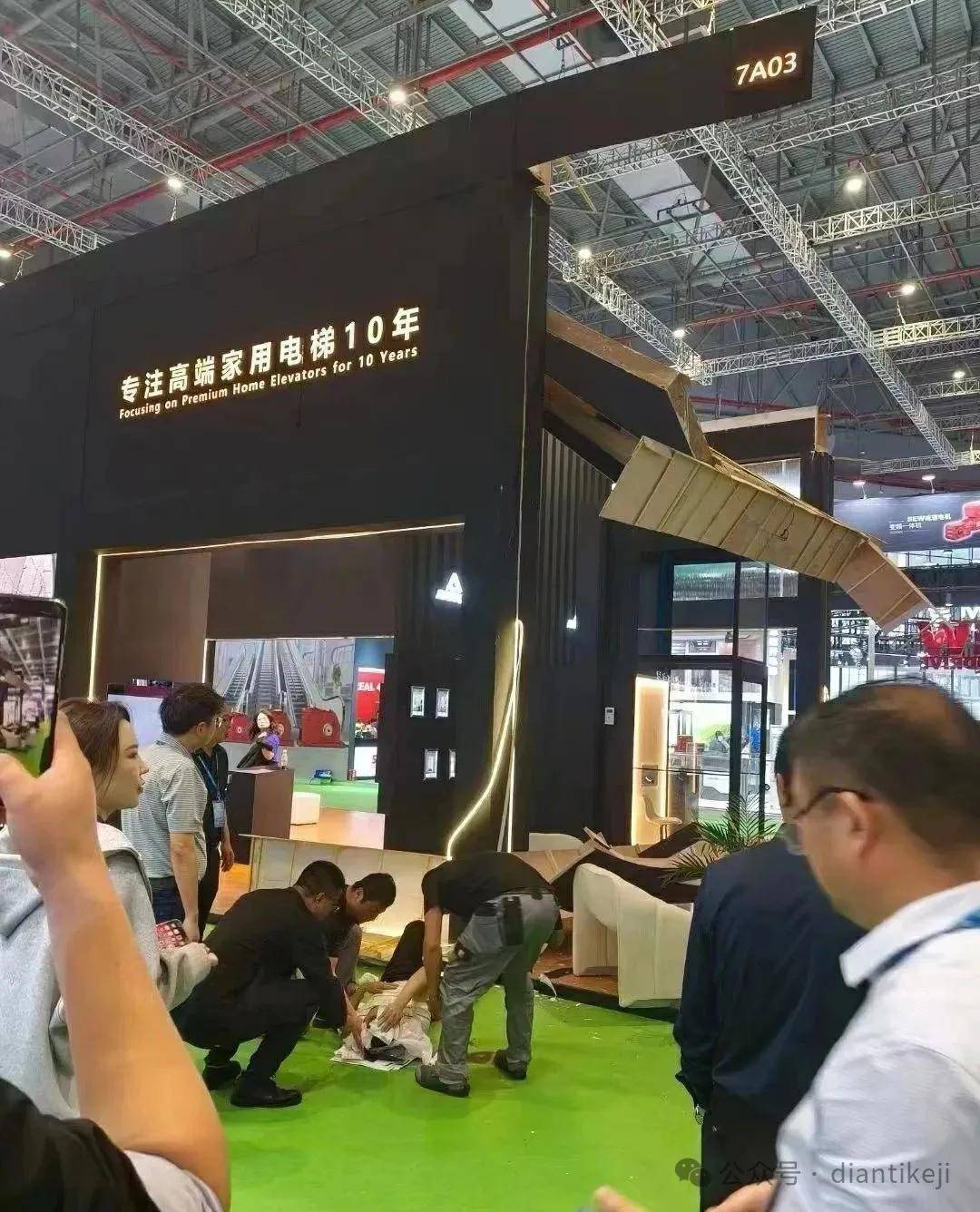 上海电梯展一电梯公司展台塌了一块,人员被砸伤.