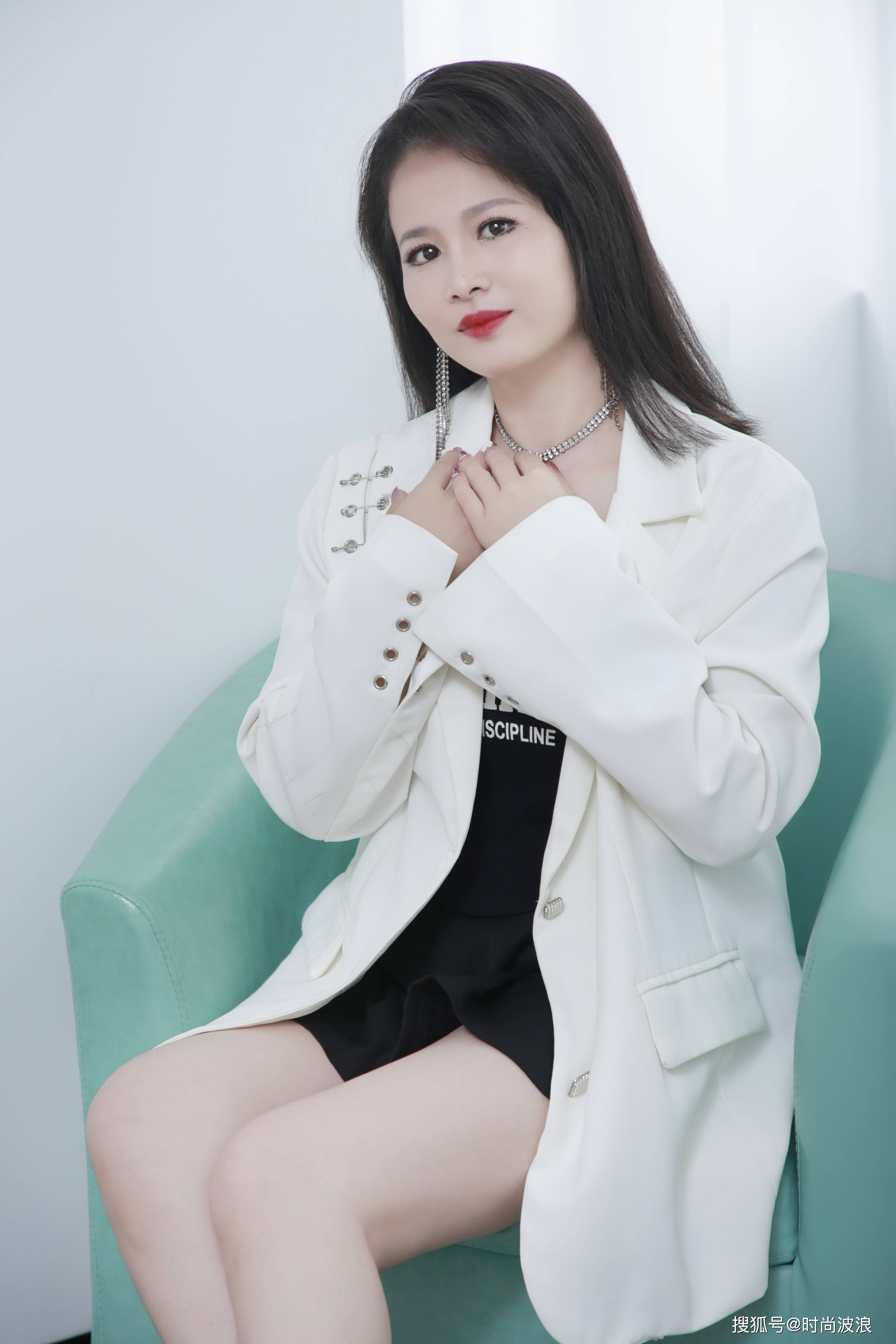 镜头下的魅力:女模特车海珠的时尚大片欣赏