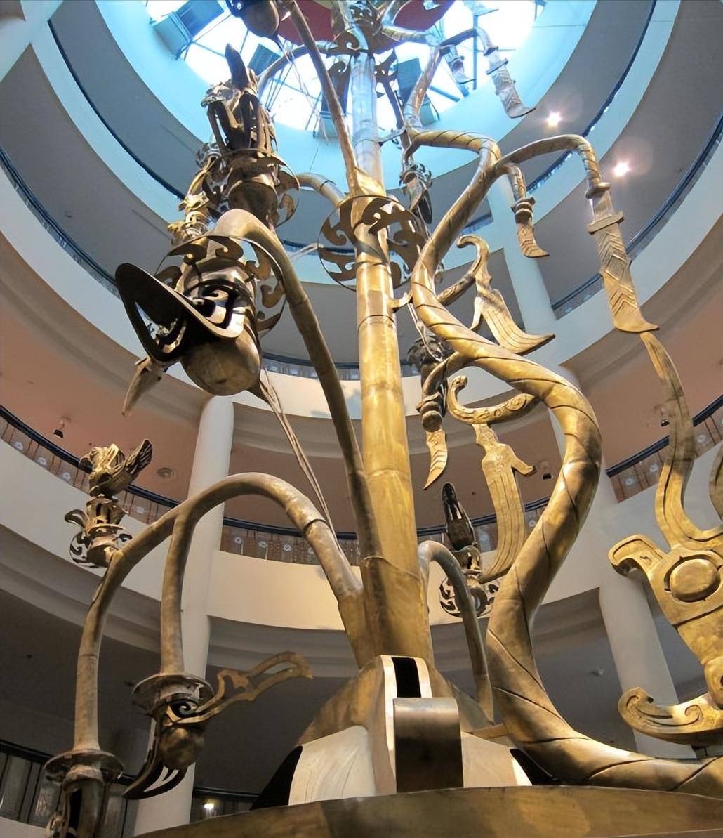 从三星堆出土时,碎成2479块,为修复这件文物花了整整10年