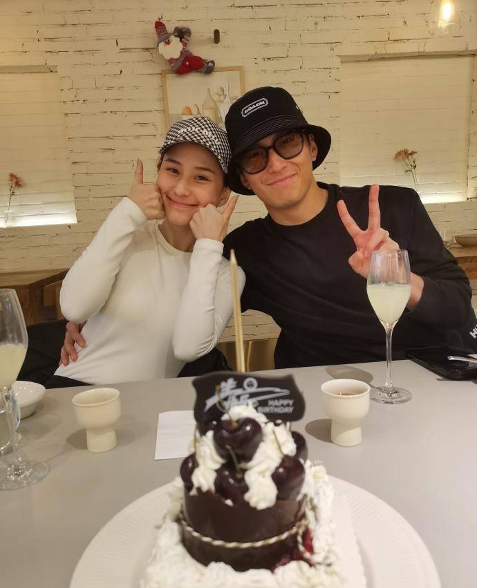 何超莲庆祝33岁生日,与老公久违同框,窦骁搂着娇妻高调秀恩爱