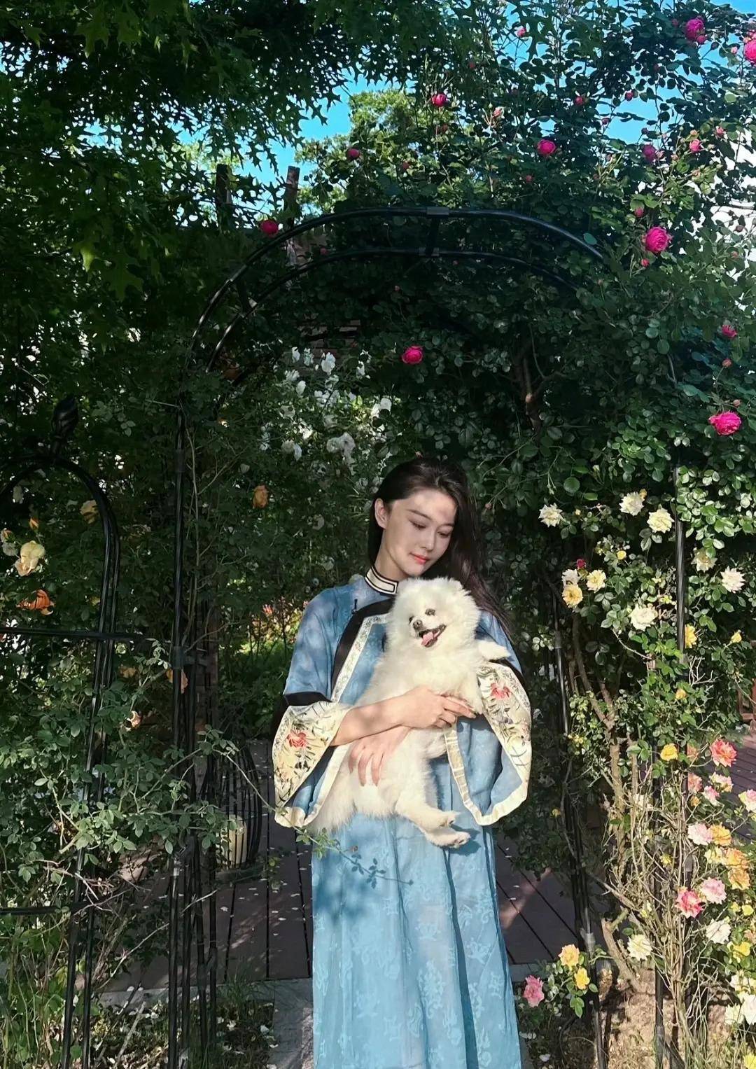 张馨予何捷回广州了!自家小院5月已开满鲜花,喝茶吃西瓜太享受