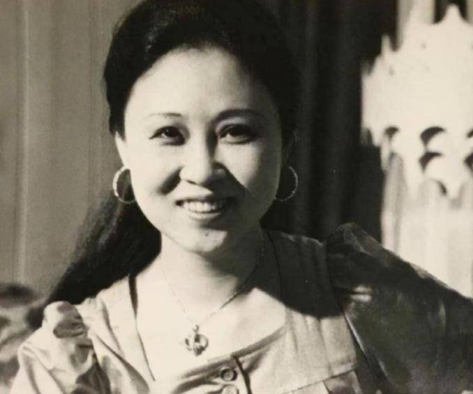 高中时期的琼瑶,竟然爱上了大自己25岁的语文老师蒋仁,这和当时的