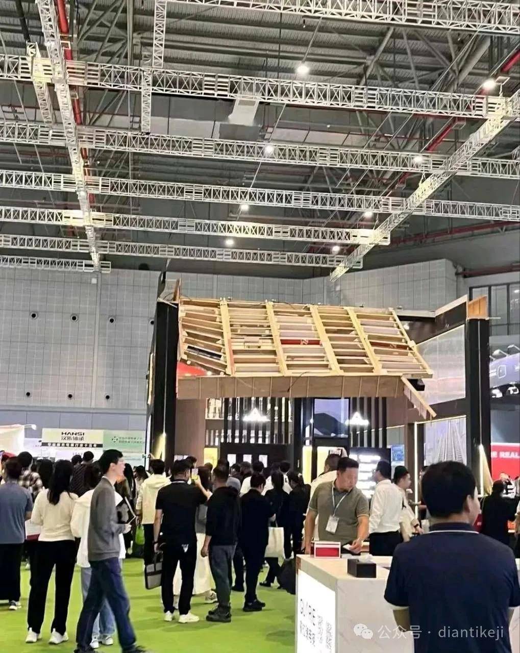 上海电梯展一电梯公司展台塌了一块,人员被砸伤.