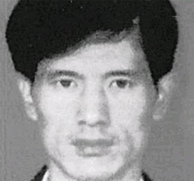 悍匪中里的"枪神",为了抓他6名干警牺牲,出动重型坦克_凌国梁_田明建