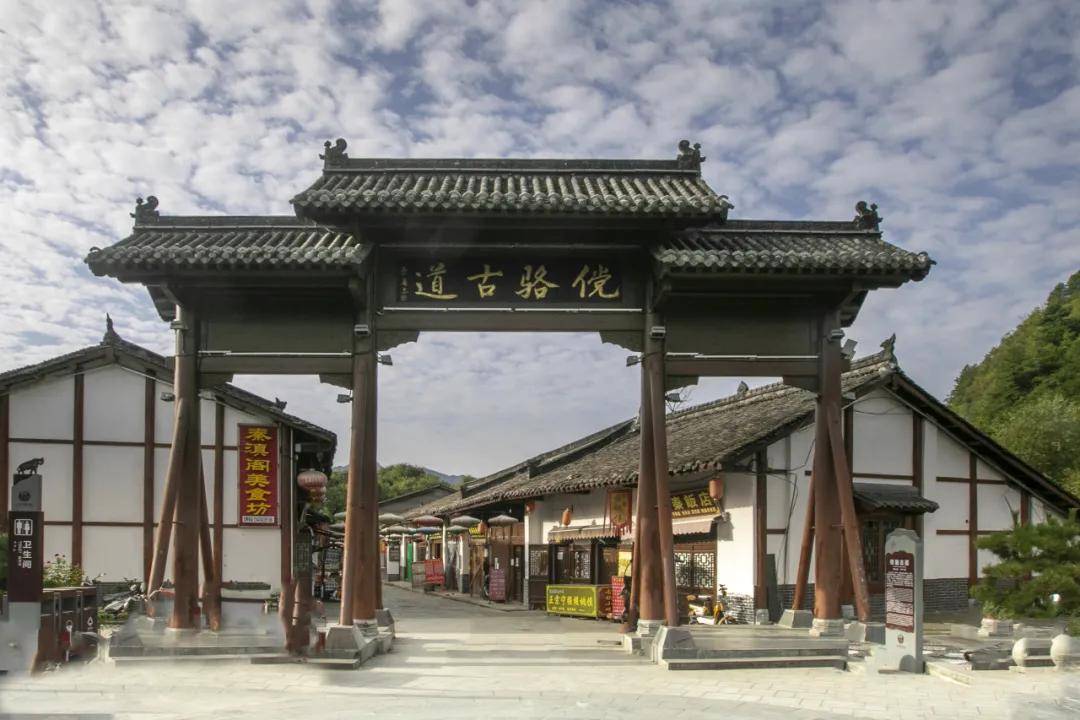 感受华阳独特的韵味,在古镇内漫步,购买特色手工艺品.