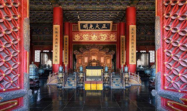 根据洪武二十八年(公元1395年)更定的王府官制,亲王府内设伴读四人