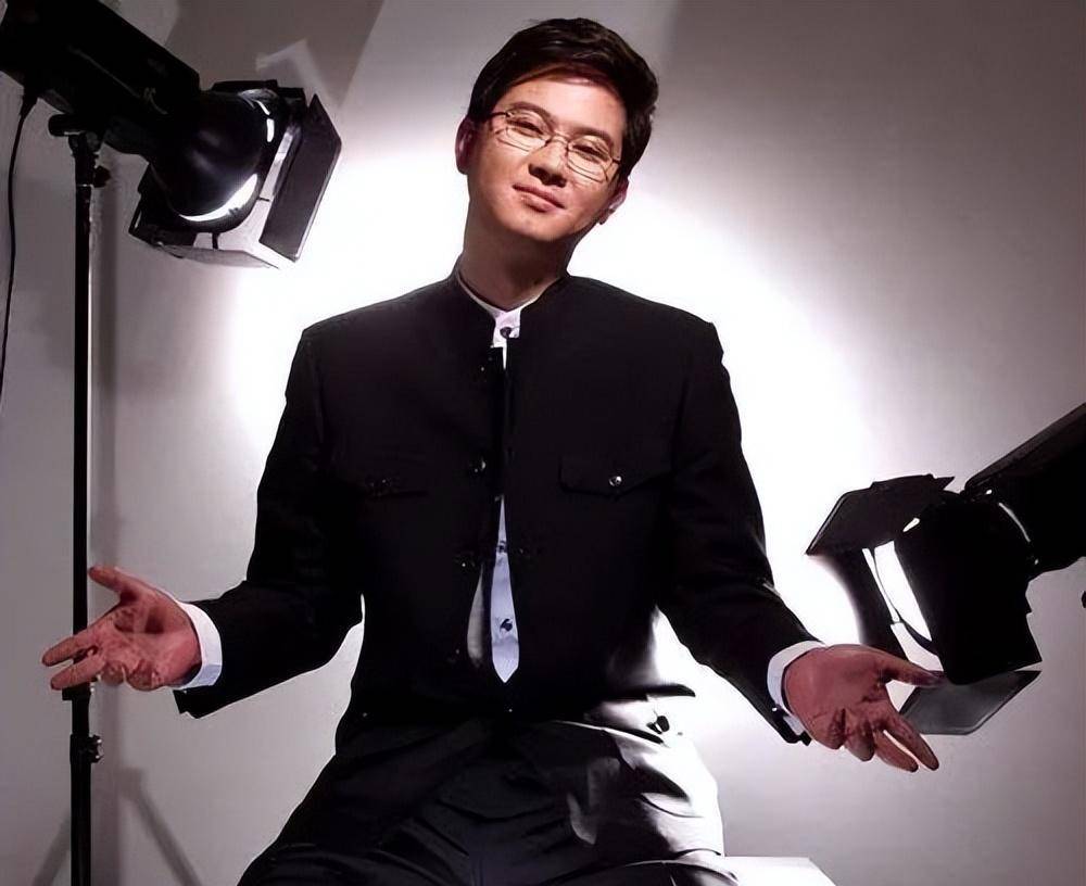 主持人赵川:经历过2段不幸的婚姻,娶小16岁空姐也幸福