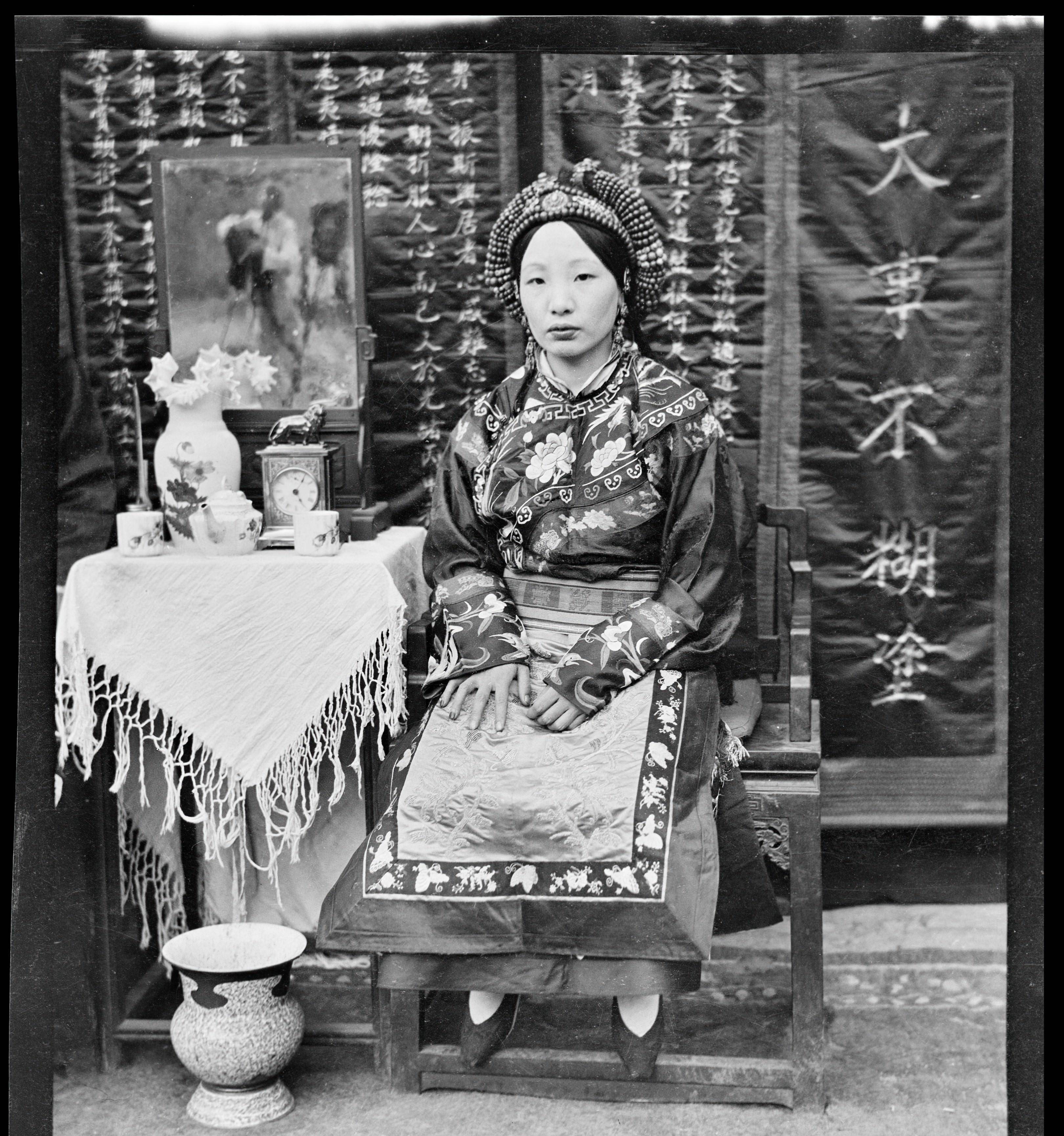 高清照片,清末民初百姓生活,一张老太太的照片,不像好人