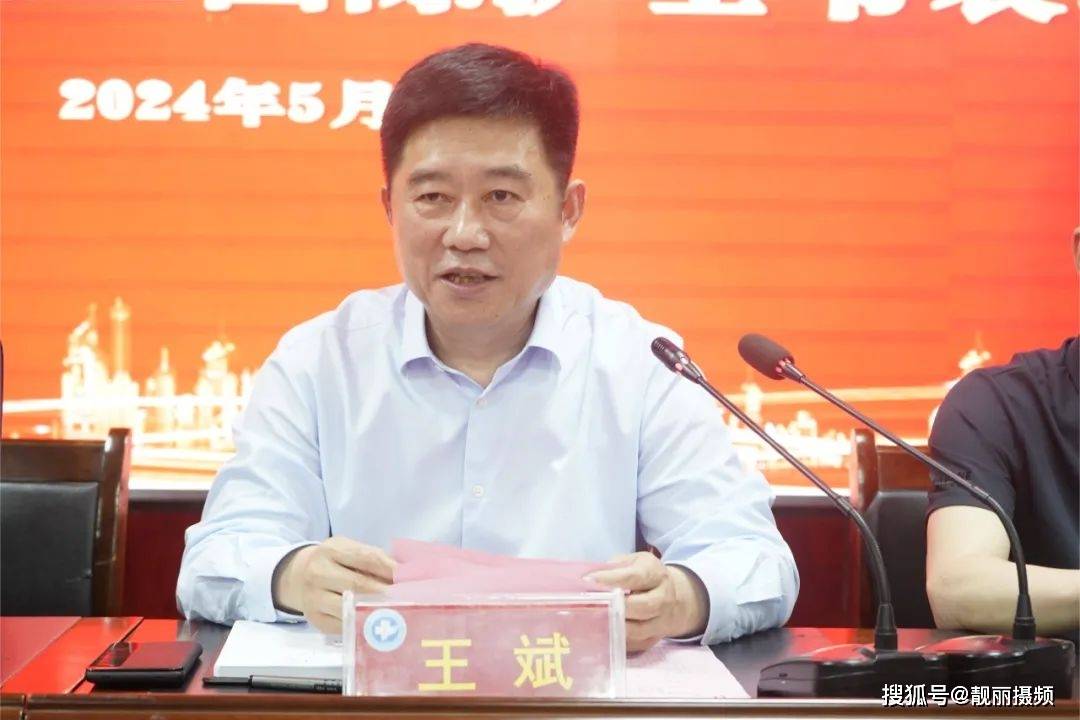 优秀护士长崔文娟及护士代表张琪分别进行发言,分享了他们在2023年