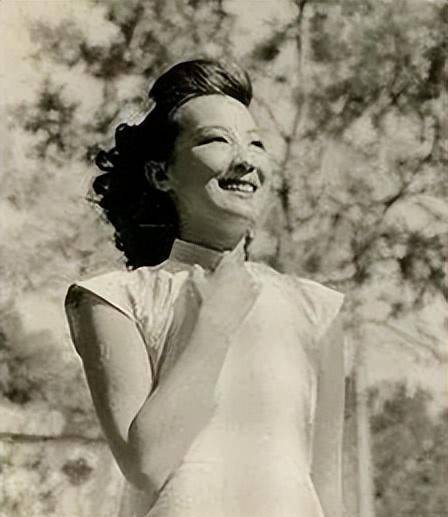 1997年蒋纬国奄奄一息,嘱咐小20岁的混血妻子:定将我与原配合葬