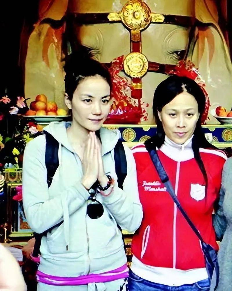 没美颜没化妆,王菲素颜竟这么漂亮那英脸干黄,有对比才发现她骨相有多