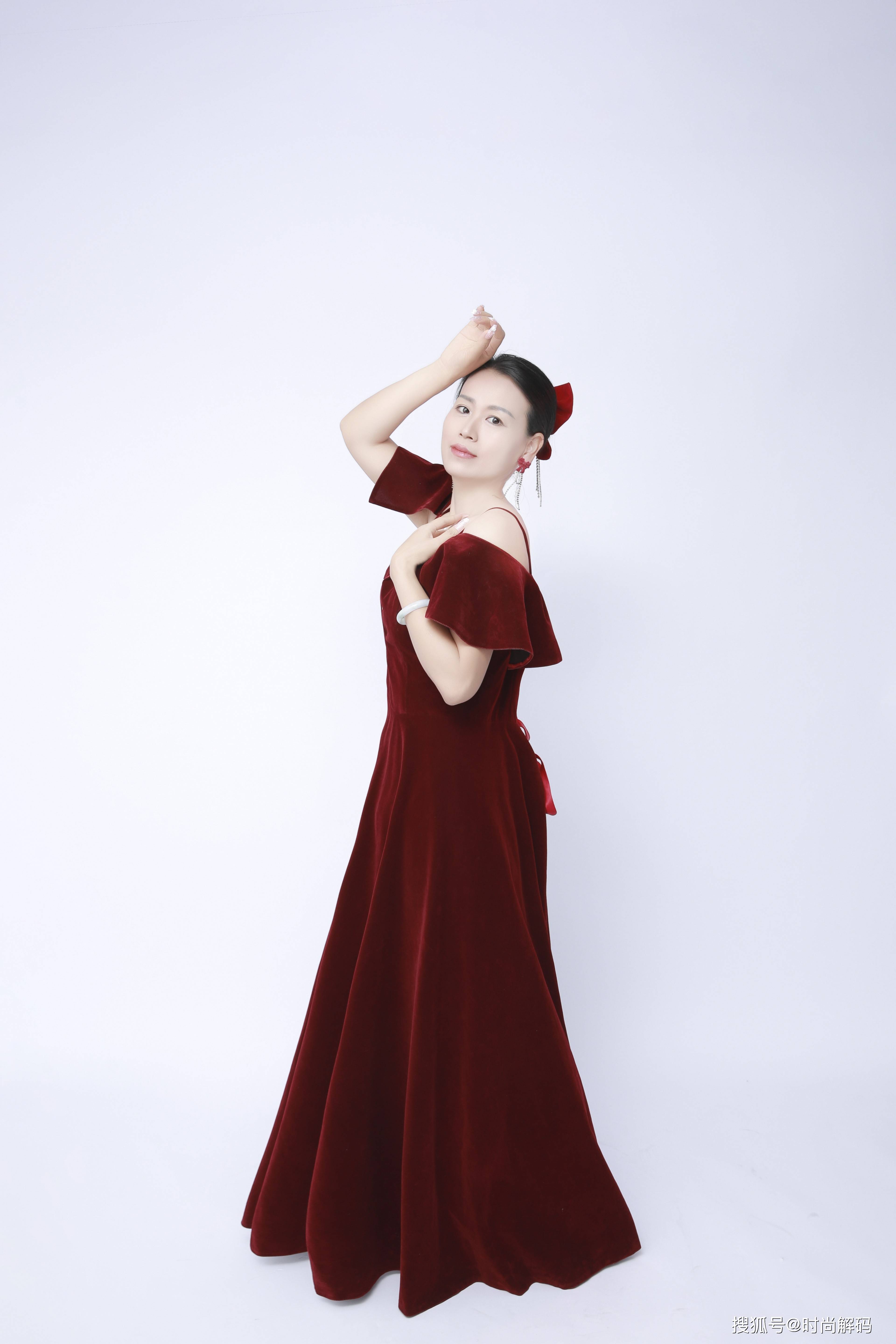 璀璨星光:女模特郑瑞玉的时尚风采展示