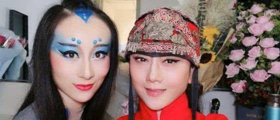 杨丽萍爱徒水月选择与同性爱人办婚礼,直言:这就是爱,众人不解