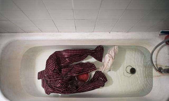 美国一白领20多年不买内衣,垃圾桶捡食物待客,朋友气得和她绝交