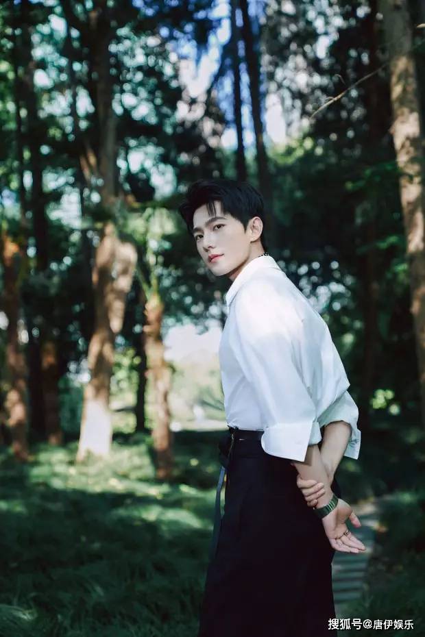 杨洋活动照释出,白衣贵公子风范尽显,晚宴西装造型更添优雅