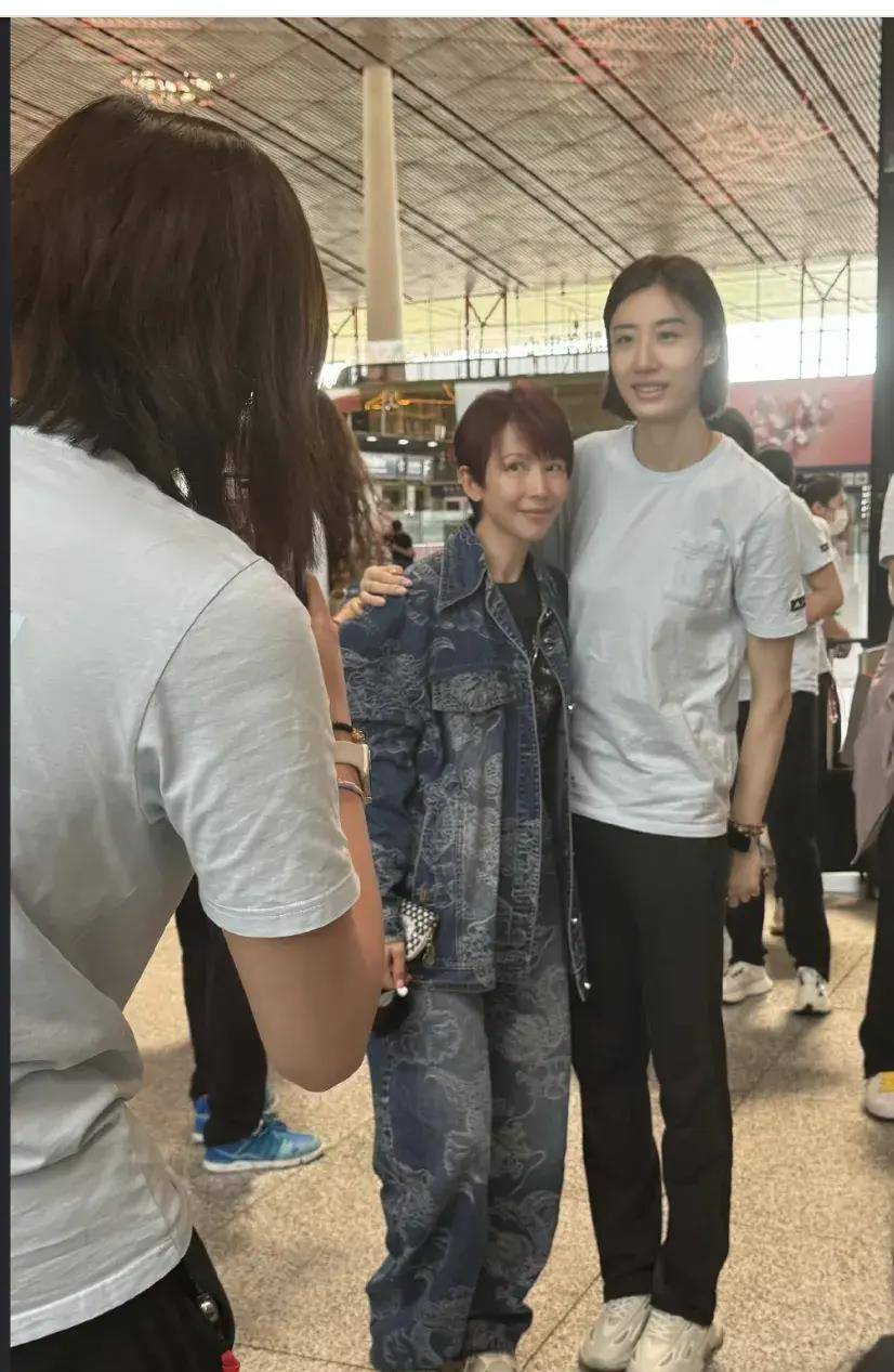 50岁蔡少芬现状:和女排姑娘合照,173的个子也显得「小鸟依人」_身高
