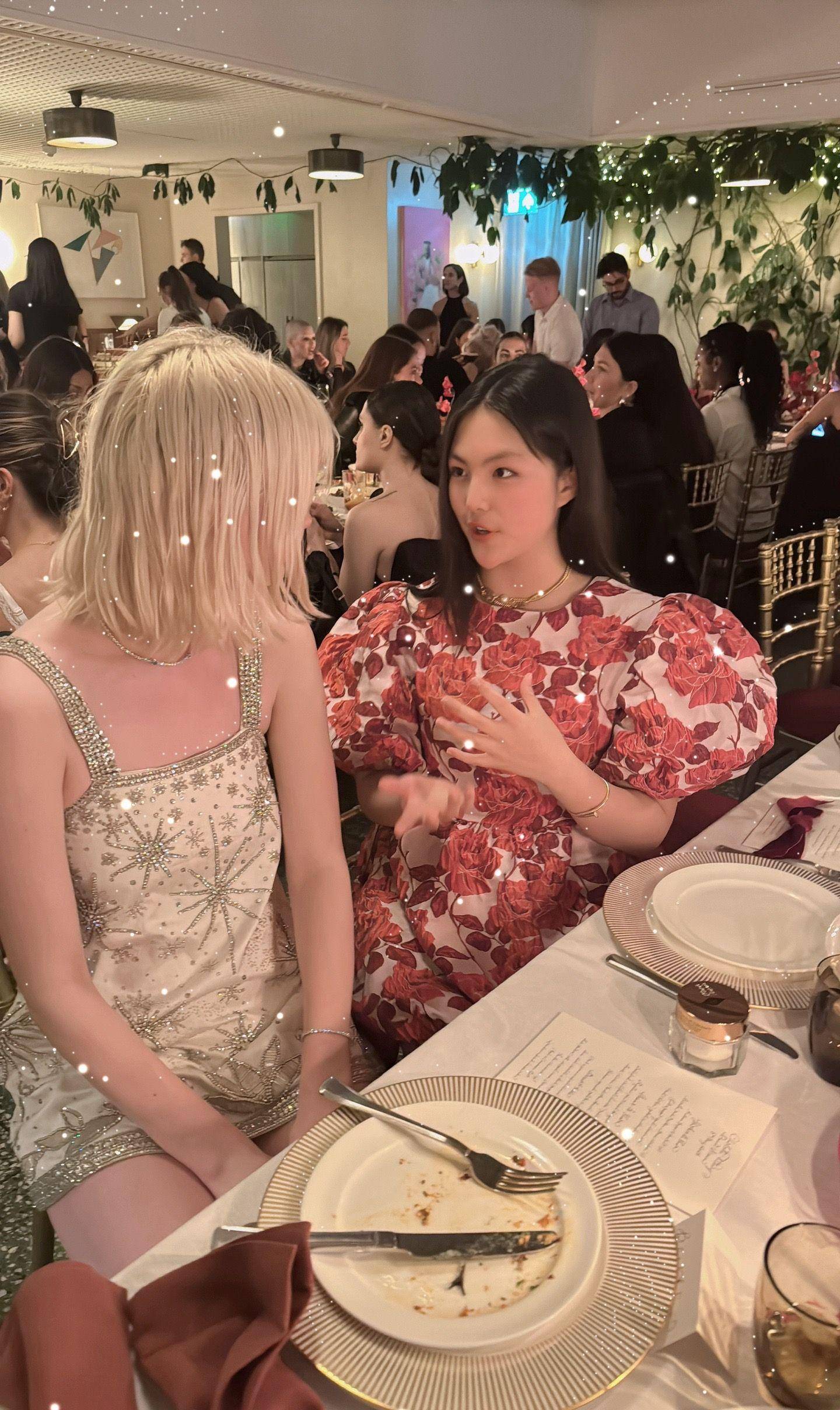 穿一件红色的提花泡芙袖连衣裙,搭配红色的小皮鞋,展现出十足的公主范