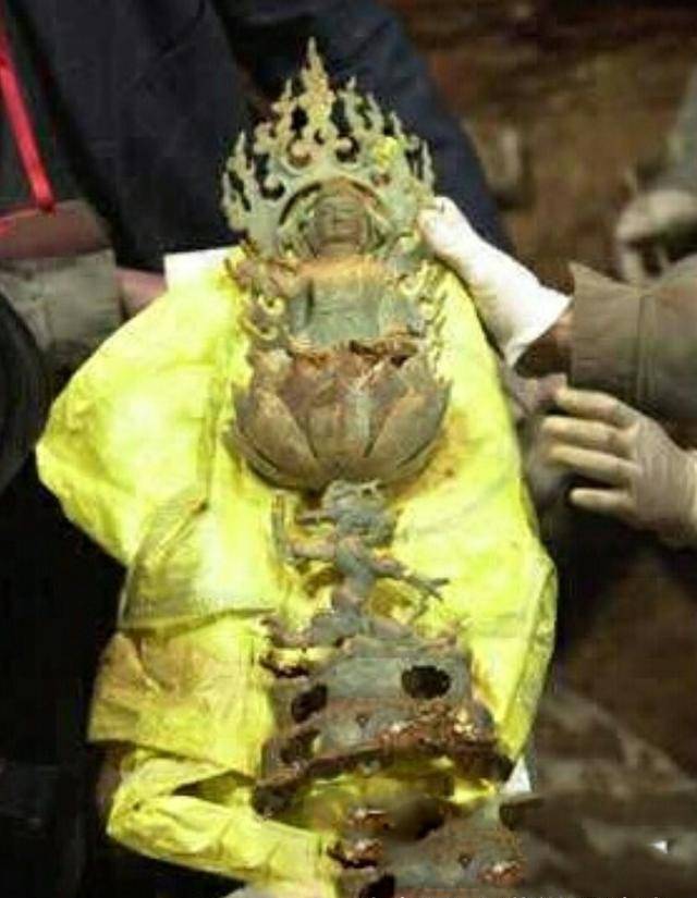 铜钱,还有一件旷世珍宝叫做佛螺髻发,据说这是释迦牟尼的头发舍利,这