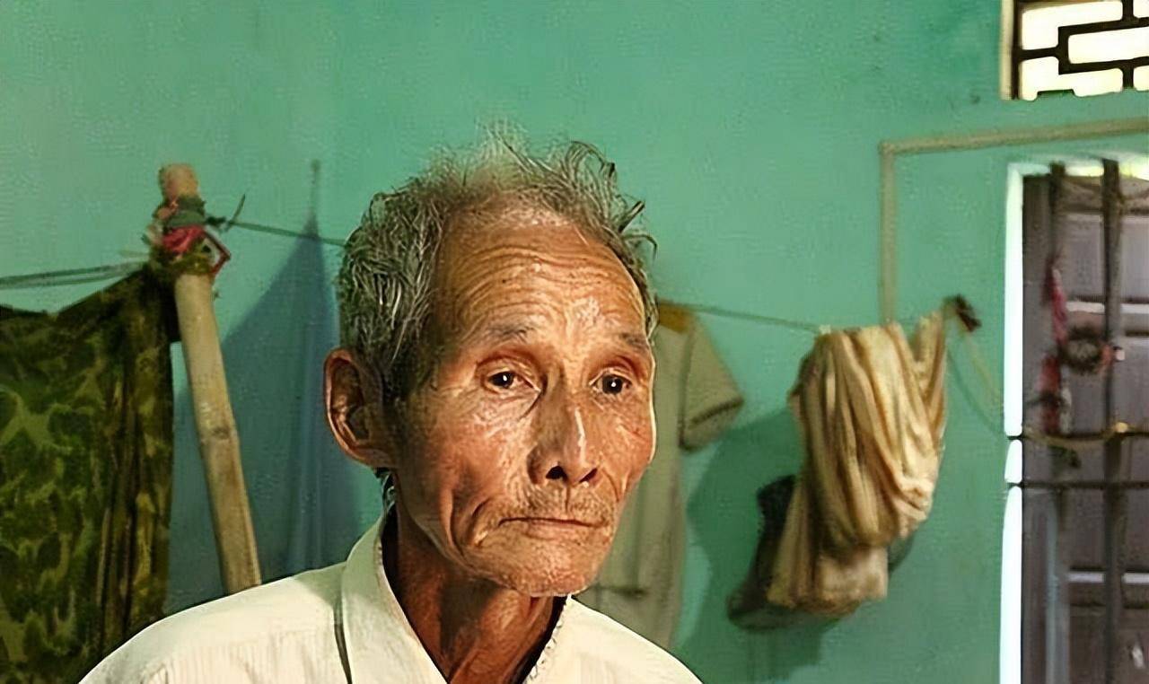 10年,27岁越南女嫁给大43岁丈夫,婚后生3娃,今生活起居靠妻子